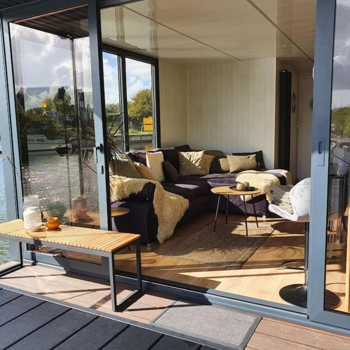 Отель Modern, Brand New Houseboat Near Amsterdam Монникендам Экстерьер фото