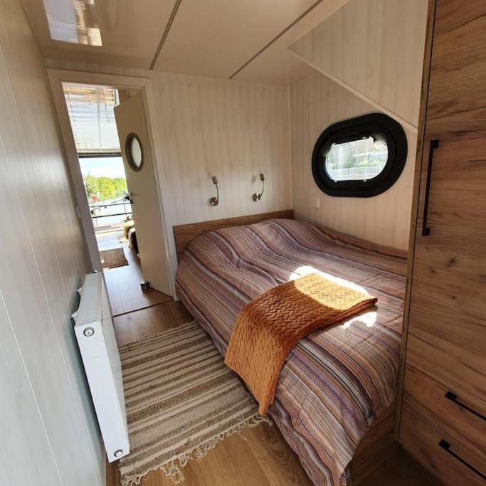 Отель Modern, Brand New Houseboat Near Amsterdam Монникендам Экстерьер фото
