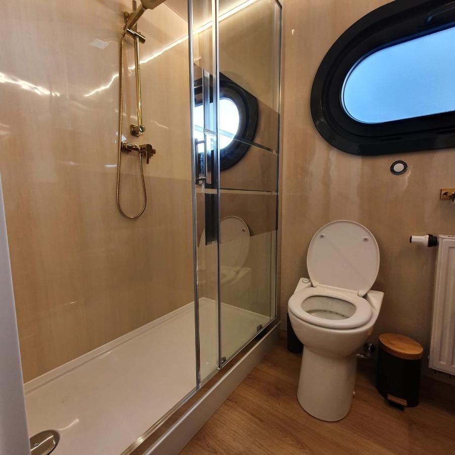 Отель Modern, Brand New Houseboat Near Amsterdam Монникендам Экстерьер фото